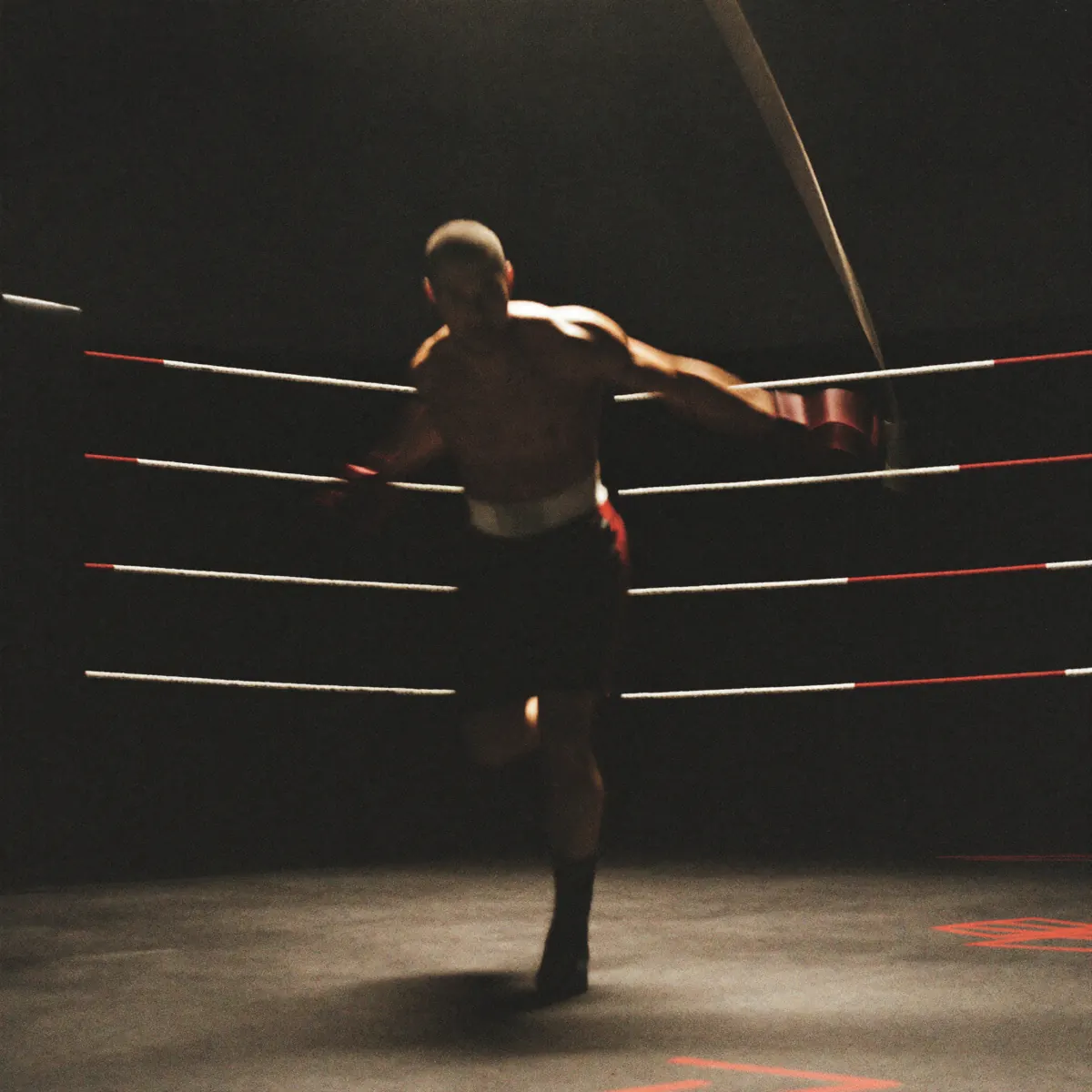 Boxeador saltando la soga en un gimnasio oscuro